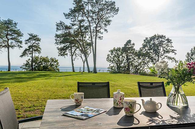 Blick von der Terrasse zum Garten mit schöner Aussicht