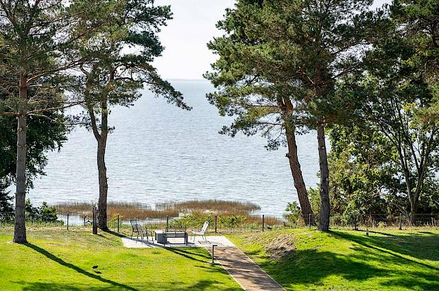 Aussicht vom Balkon zum Garten mit schöner Aussicht