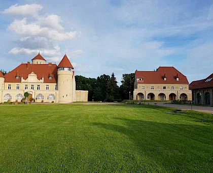 Schloss Stolpe mit Nebengebäuden